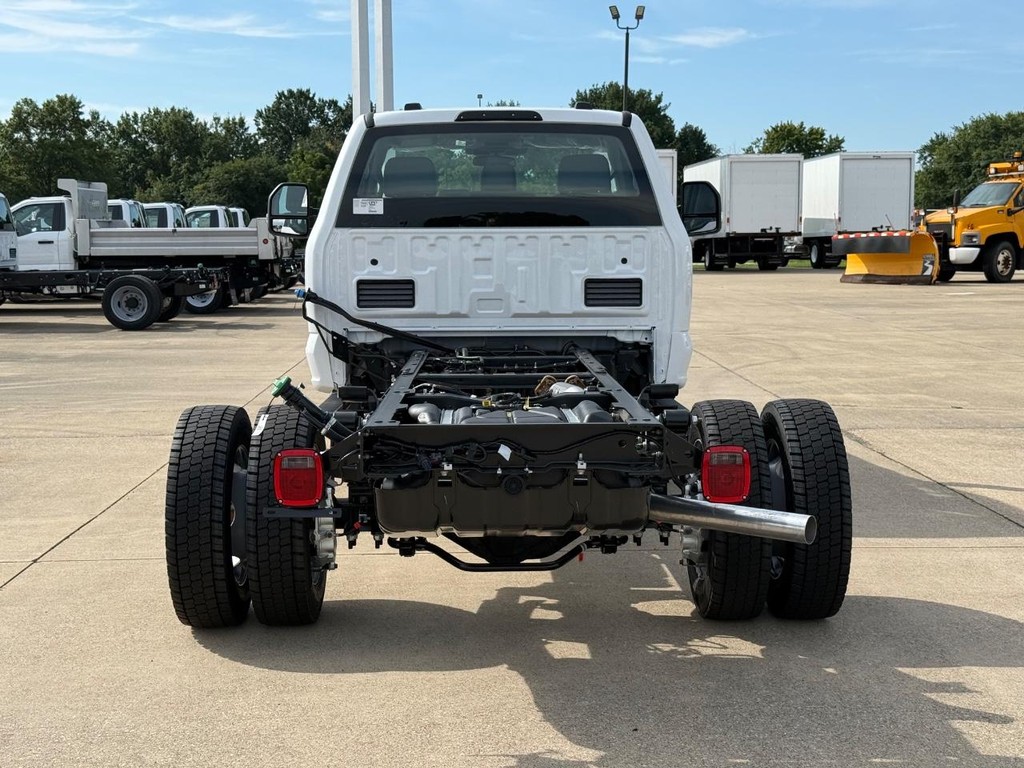 Ford Super Duty F-550 DRW Vehicle Full-screen Gallery Image 6
