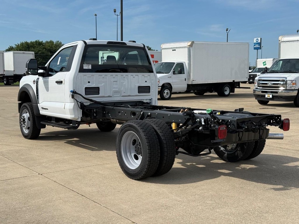 Ford Super Duty F-550 DRW Vehicle Full-screen Gallery Image 7