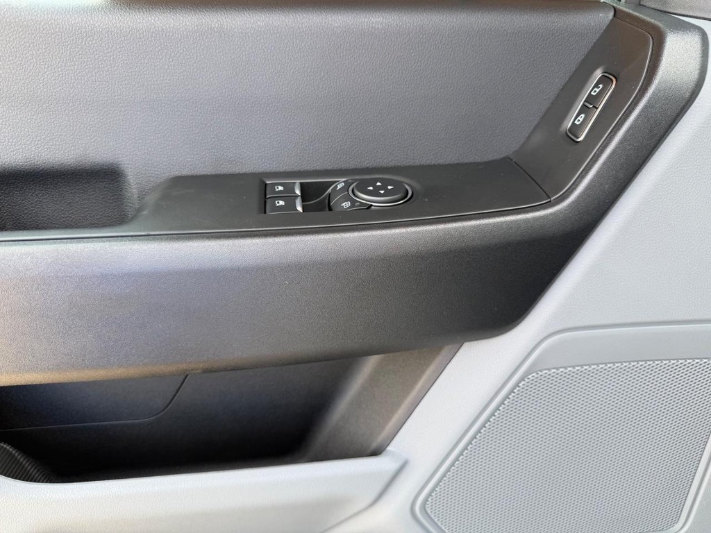 Ford Super Duty F-550 DRW Vehicle Full-screen Gallery Image 8