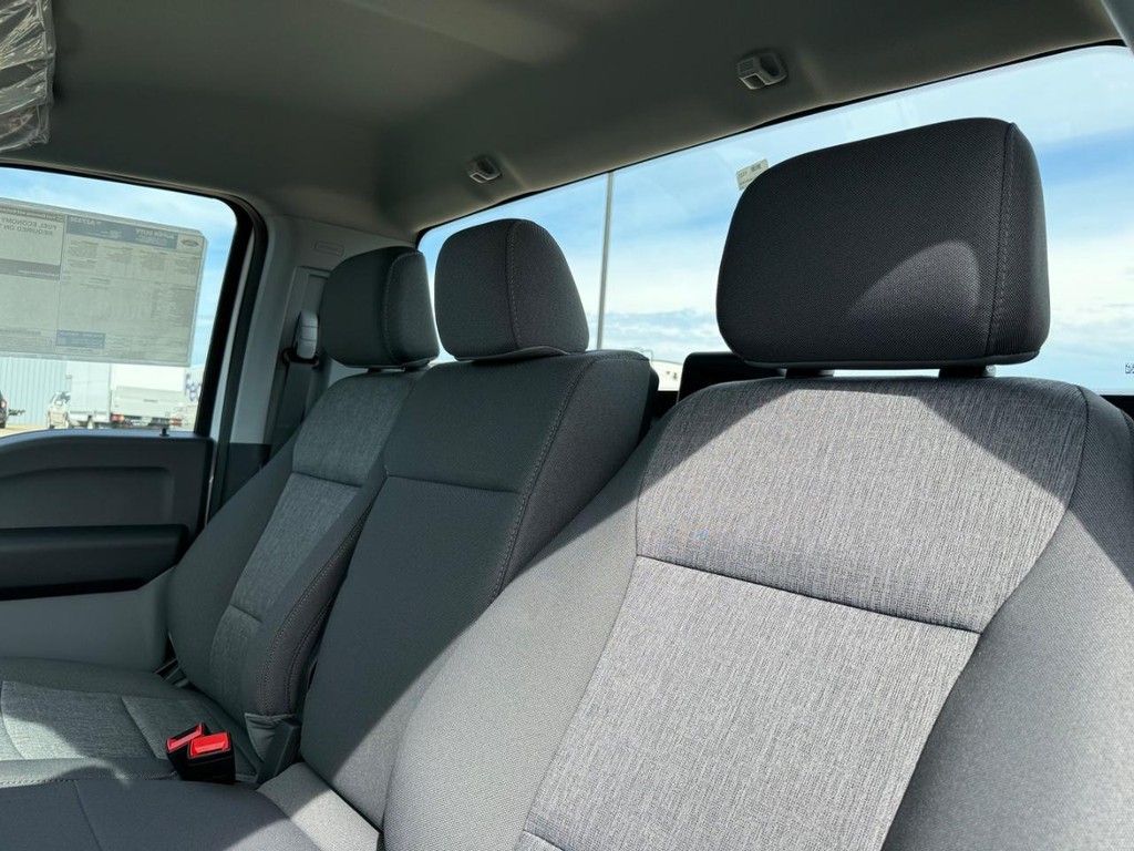Ford Super Duty F-550 DRW Vehicle Full-screen Gallery Image 9