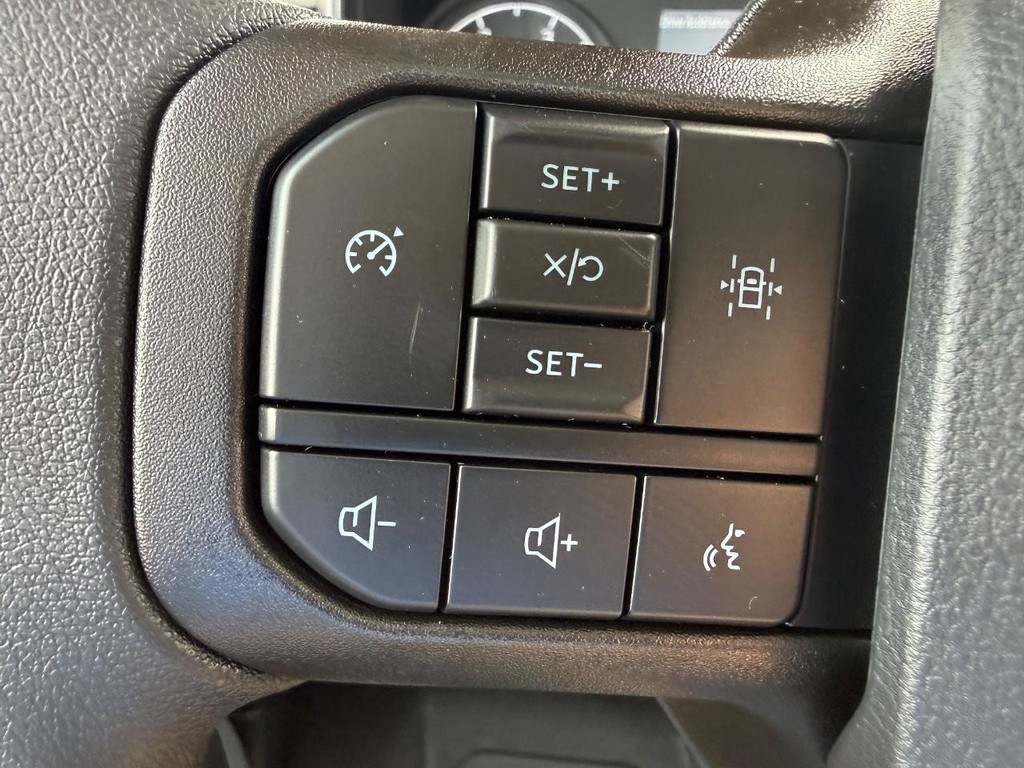 Ford Super Duty F-550 DRW Vehicle Full-screen Gallery Image 10