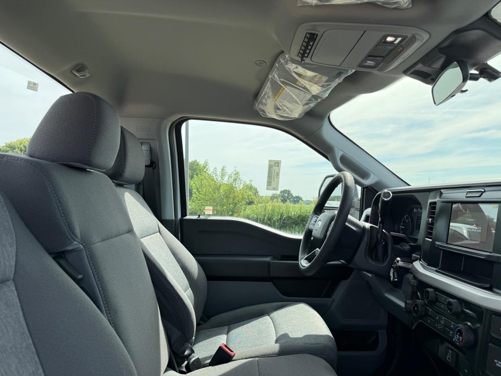 Ford Super Duty F-550 DRW Vehicle Full-screen Gallery Image 13