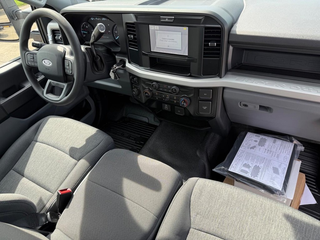 Ford Super Duty F-550 DRW Vehicle Full-screen Gallery Image 14