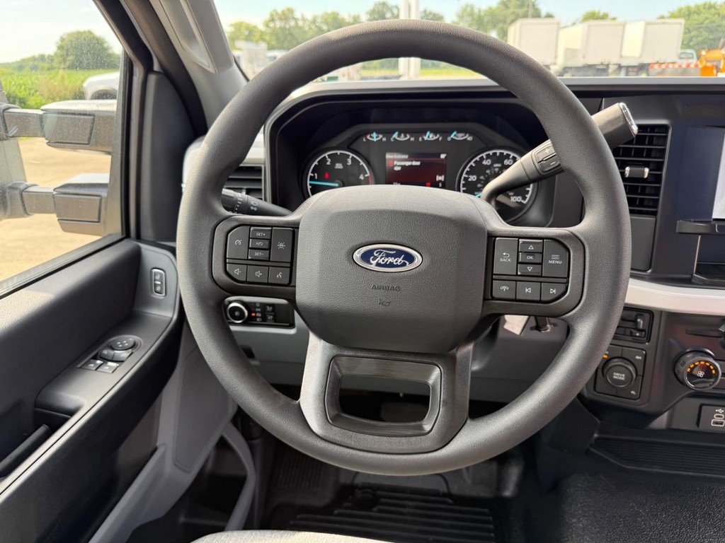 Ford Super Duty F-550 DRW Vehicle Full-screen Gallery Image 15
