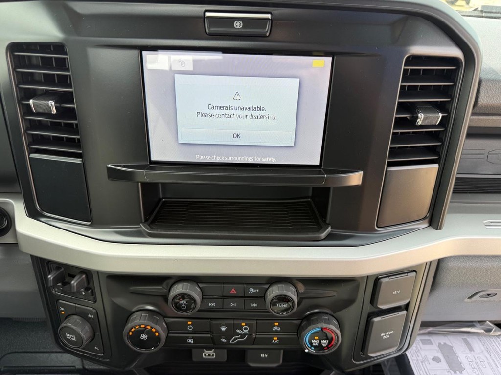 Ford Super Duty F-550 DRW Vehicle Full-screen Gallery Image 16