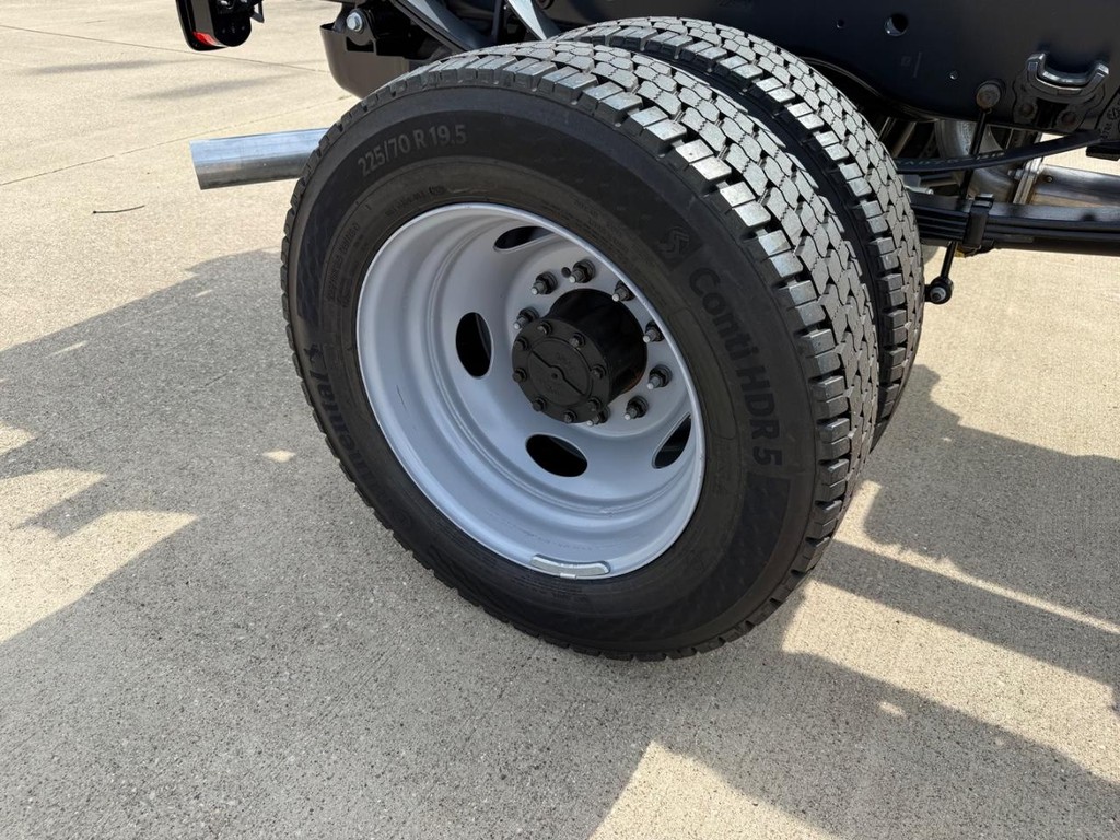 Ford Super Duty F-550 DRW Vehicle Full-screen Gallery Image 17