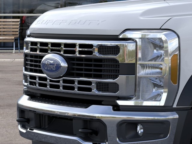 Ford F-550SD Vehicle Full-screen Gallery Image 17