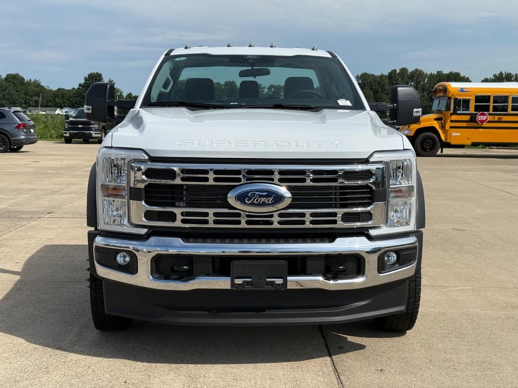 Ford Super Duty F-550 DRW Vehicle Full-screen Gallery Image 2