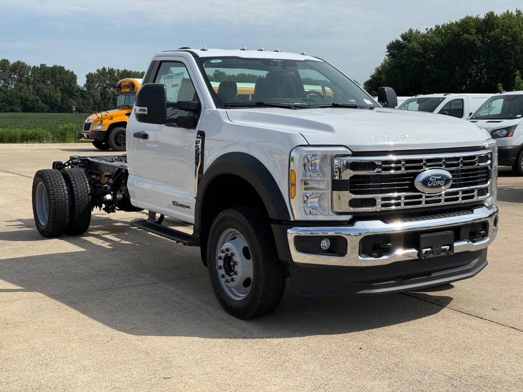 Ford Super Duty F-550 DRW Vehicle Full-screen Gallery Image 3