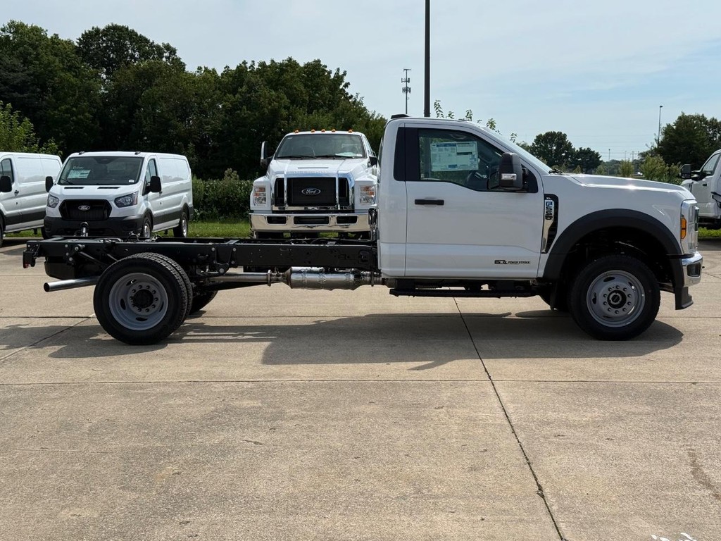 Ford Super Duty F-550 DRW Vehicle Full-screen Gallery Image 4