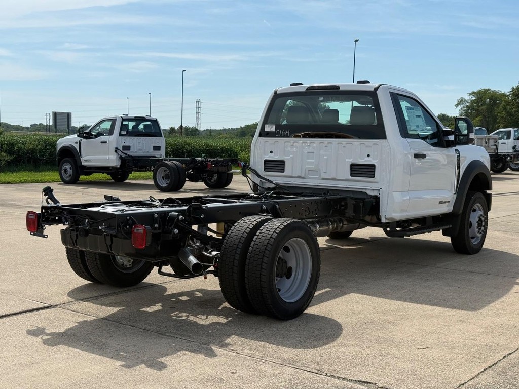 Ford Super Duty F-550 DRW Vehicle Full-screen Gallery Image 5