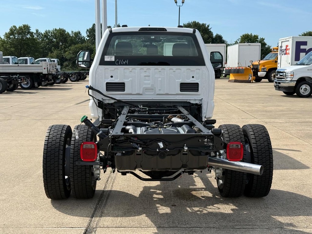 Ford Super Duty F-550 DRW Vehicle Full-screen Gallery Image 6