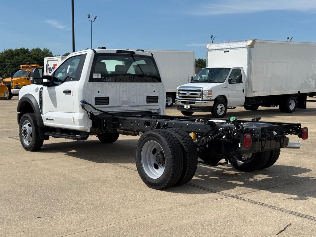 Ford Super Duty F-550 DRW Vehicle Full-screen Gallery Image 7