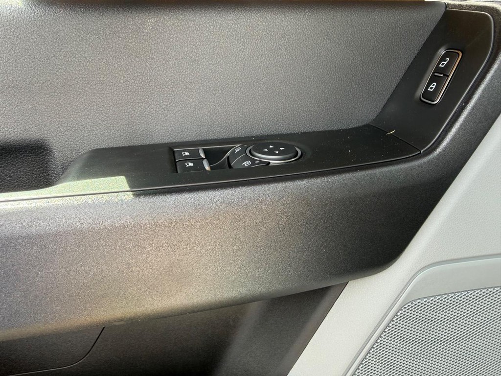 Ford Super Duty F-550 DRW Vehicle Full-screen Gallery Image 8