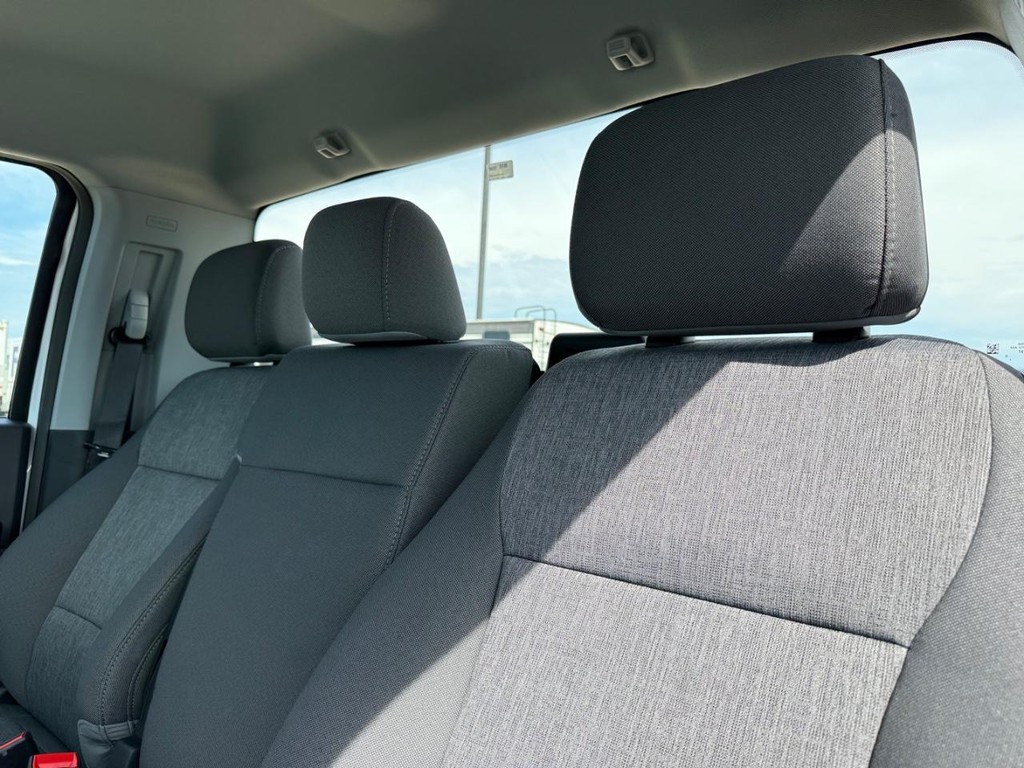 Ford Super Duty F-550 DRW Vehicle Full-screen Gallery Image 9