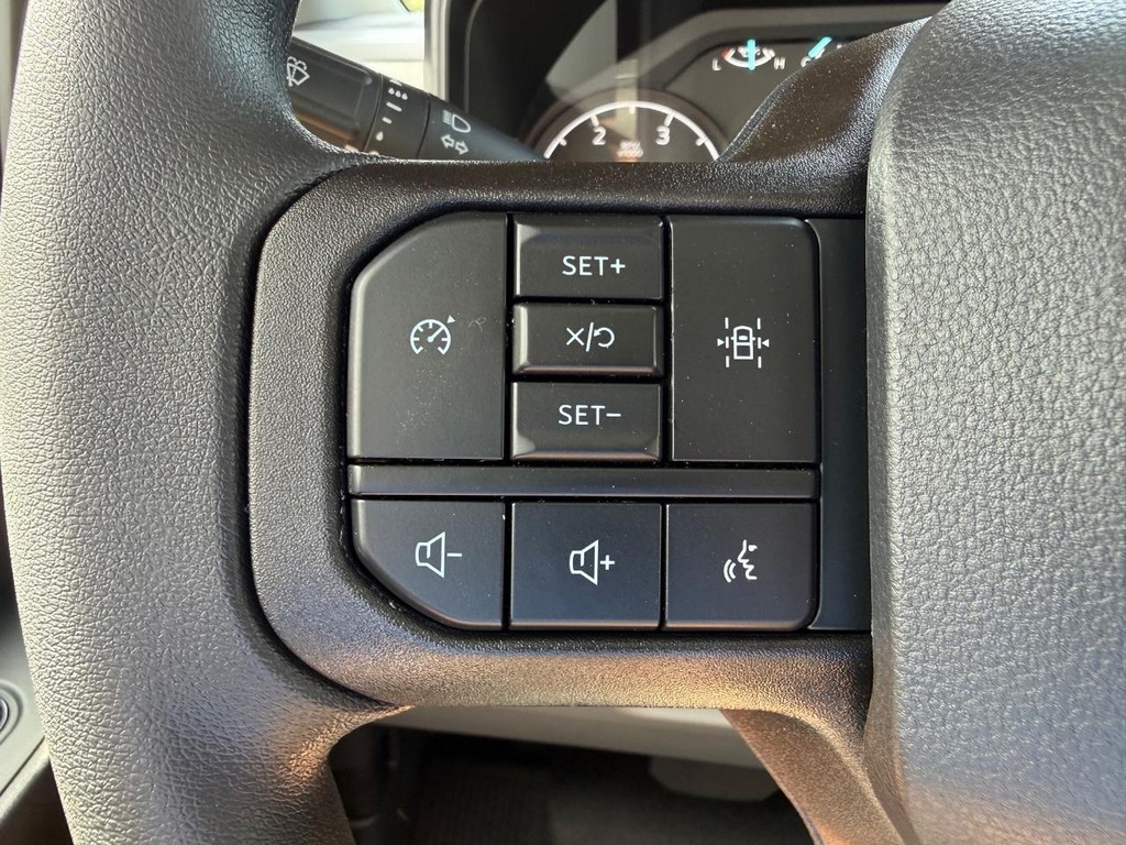 Ford Super Duty F-550 DRW Vehicle Full-screen Gallery Image 10