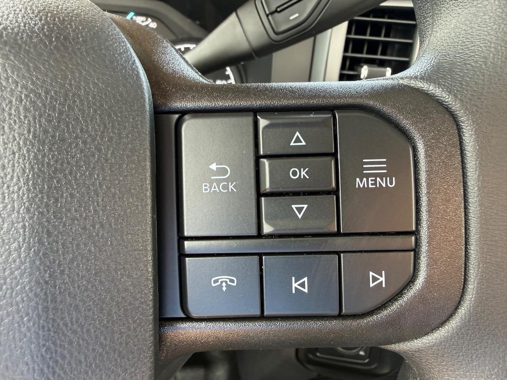 Ford Super Duty F-550 DRW Vehicle Full-screen Gallery Image 11
