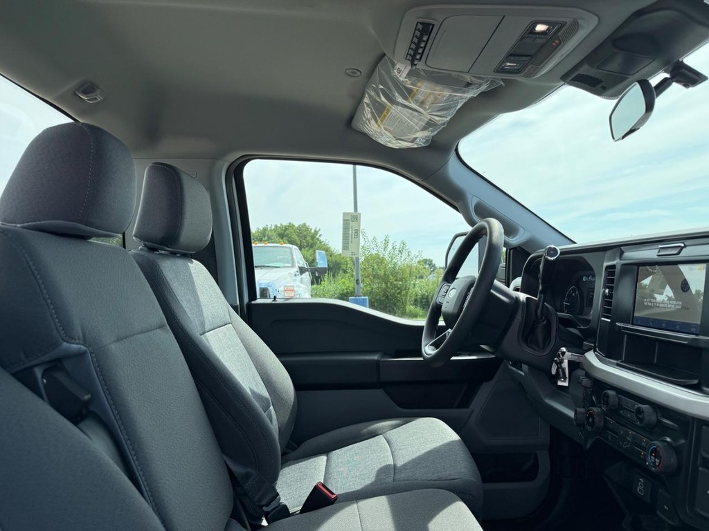 Ford Super Duty F-550 DRW Vehicle Full-screen Gallery Image 13
