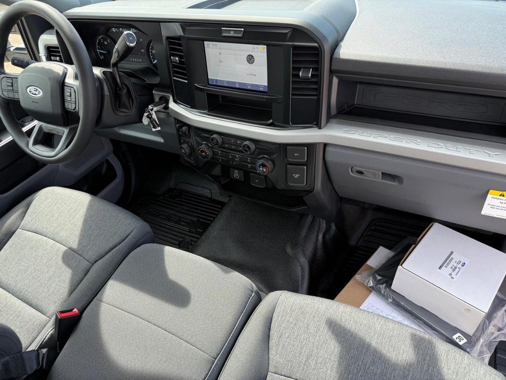 Ford Super Duty F-550 DRW Vehicle Full-screen Gallery Image 14