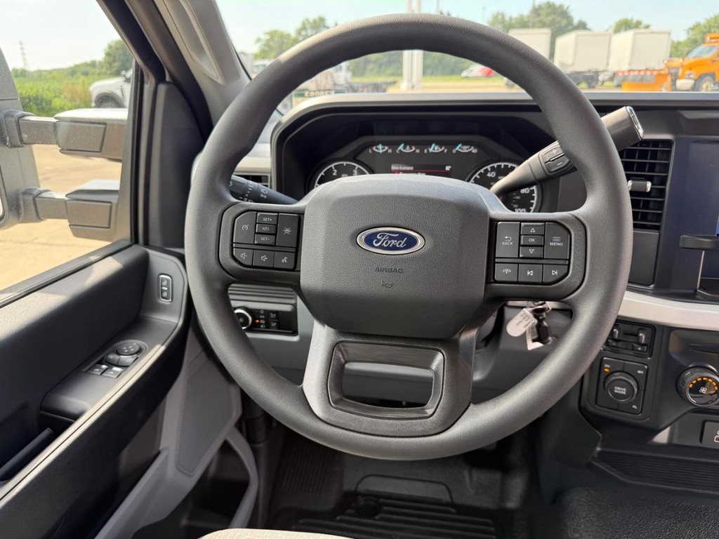 Ford Super Duty F-550 DRW Vehicle Full-screen Gallery Image 15