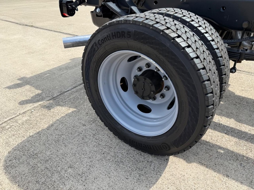 Ford Super Duty F-550 DRW Vehicle Full-screen Gallery Image 17