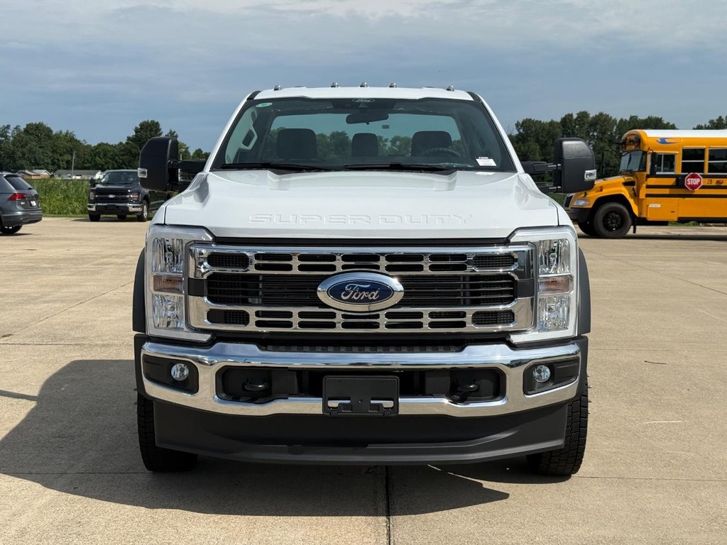 Ford Super Duty F-450 DRW Vehicle Full-screen Gallery Image 2