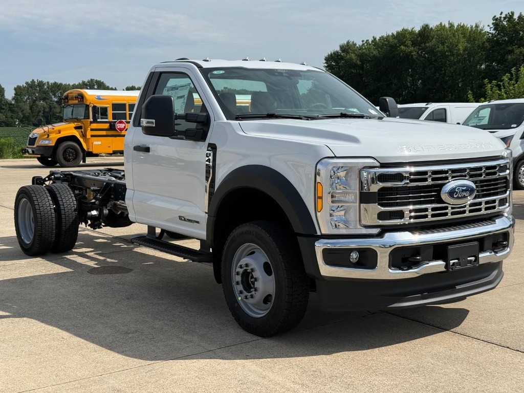 Ford Super Duty F-450 DRW Vehicle Full-screen Gallery Image 3