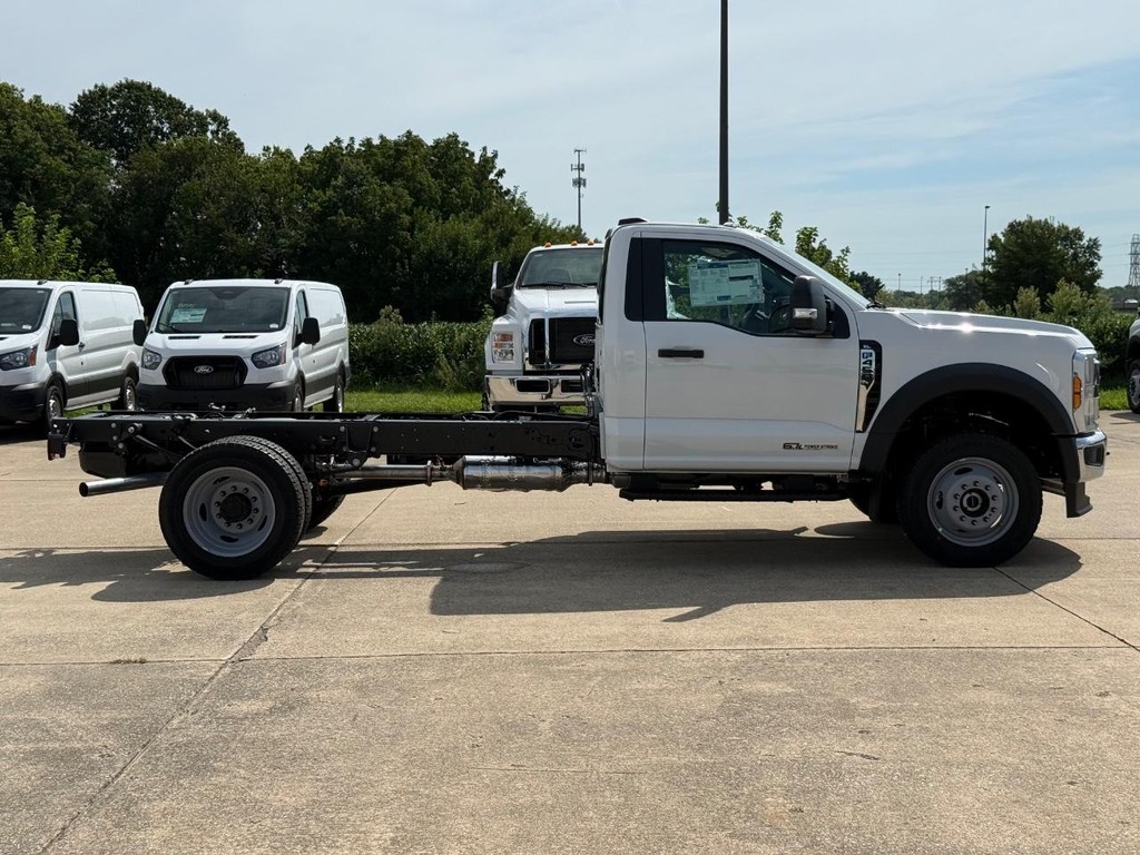 Ford Super Duty F-450 DRW Vehicle Full-screen Gallery Image 4