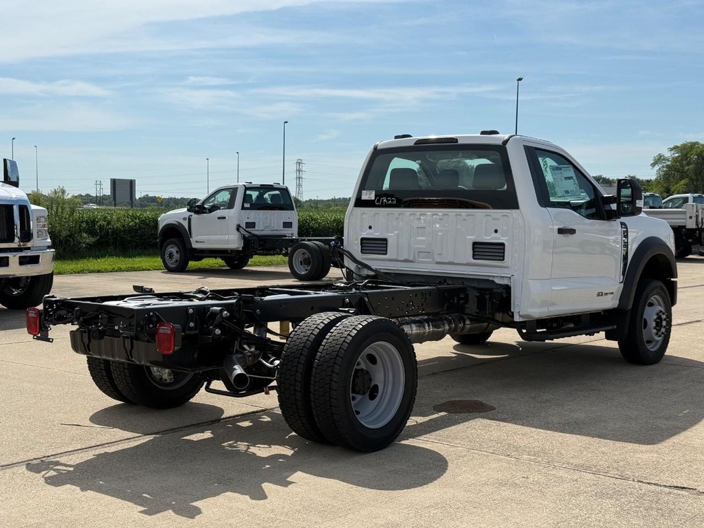 Ford Super Duty F-450 DRW Vehicle Full-screen Gallery Image 5