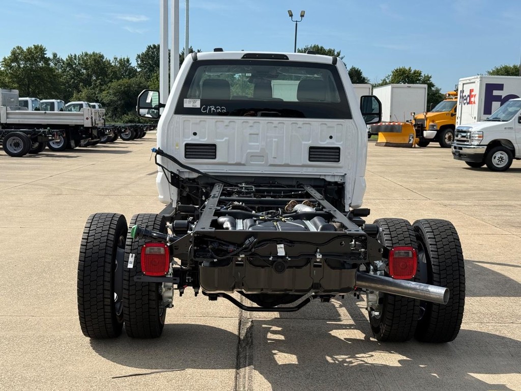 Ford Super Duty F-450 DRW Vehicle Full-screen Gallery Image 6