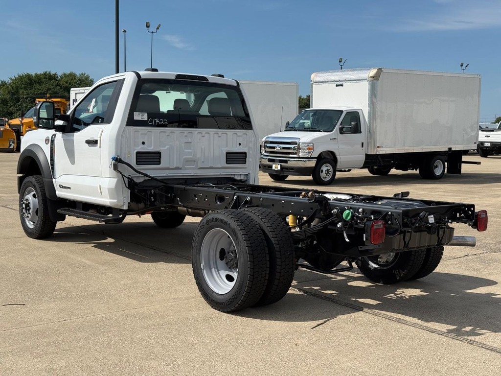 Ford Super Duty F-450 DRW Vehicle Full-screen Gallery Image 7