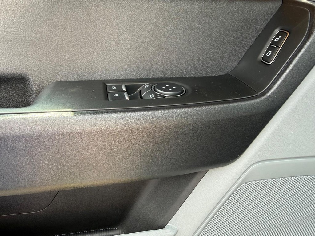 Ford Super Duty F-450 DRW Vehicle Full-screen Gallery Image 8