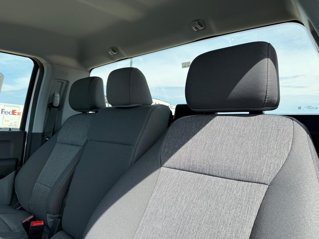 Ford Super Duty F-450 DRW Vehicle Full-screen Gallery Image 9