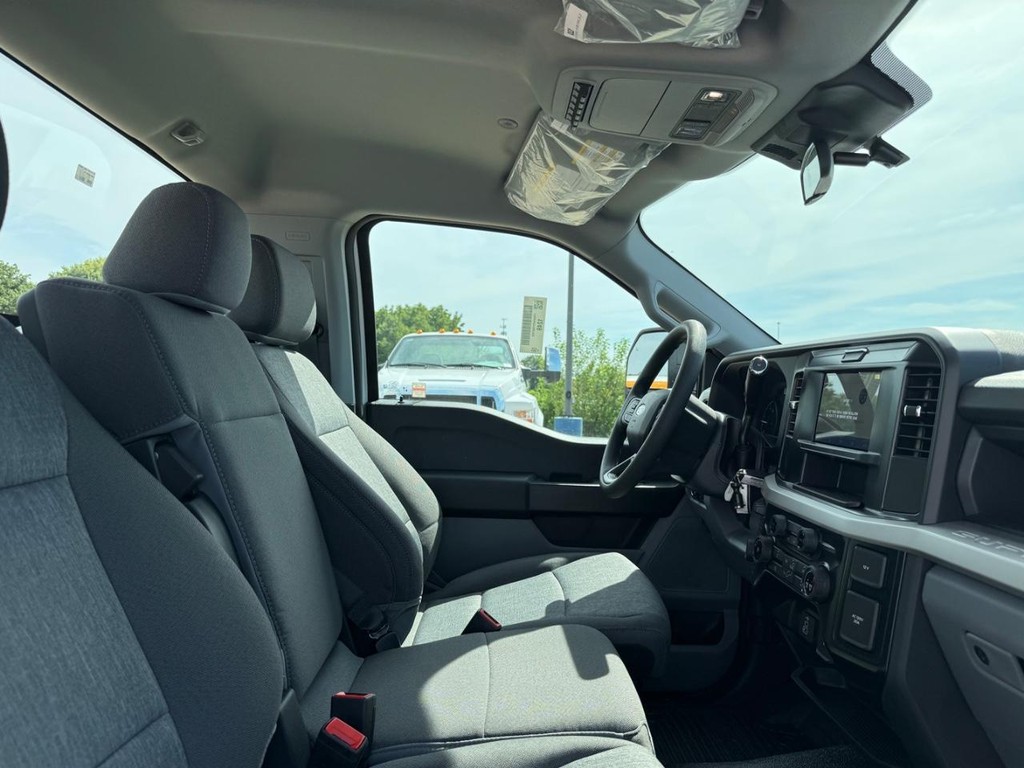 Ford Super Duty F-450 DRW Vehicle Full-screen Gallery Image 13