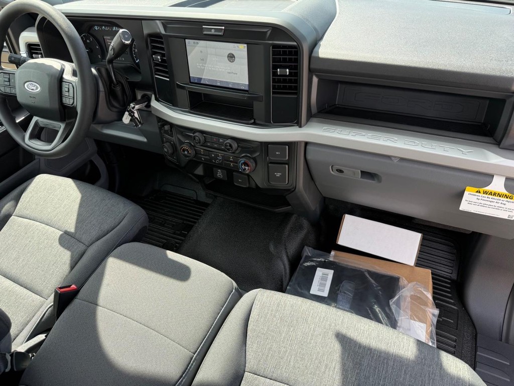 Ford Super Duty F-450 DRW Vehicle Full-screen Gallery Image 14