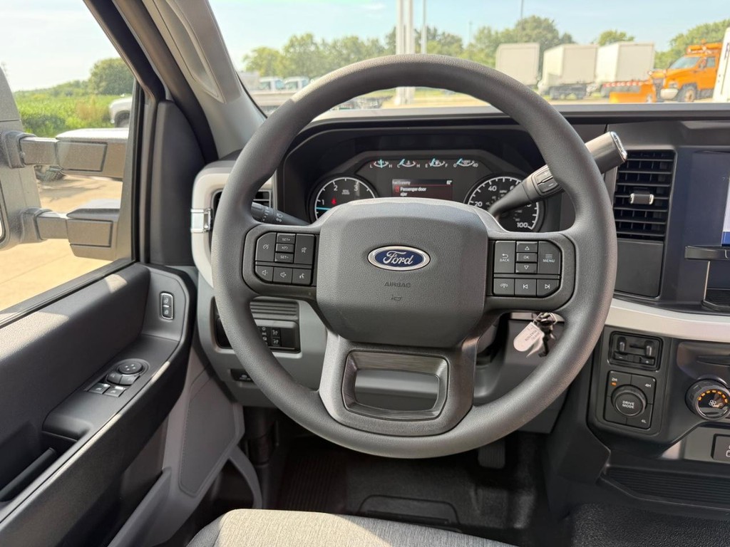 Ford Super Duty F-450 DRW Vehicle Full-screen Gallery Image 15
