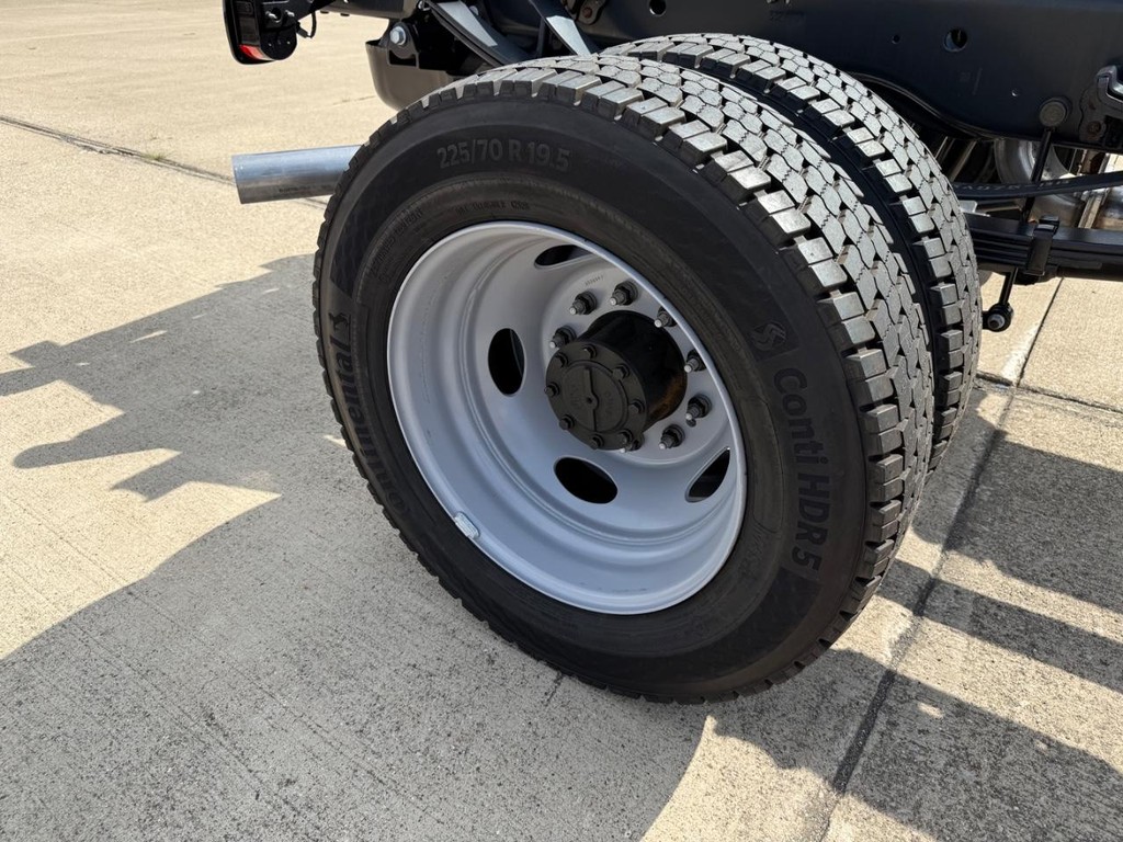 Ford Super Duty F-450 DRW Vehicle Full-screen Gallery Image 17