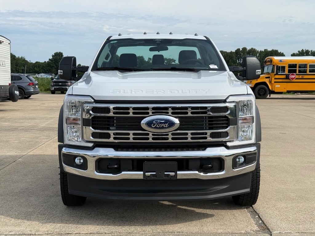 Ford Super Duty F-550 DRW Vehicle Full-screen Gallery Image 2