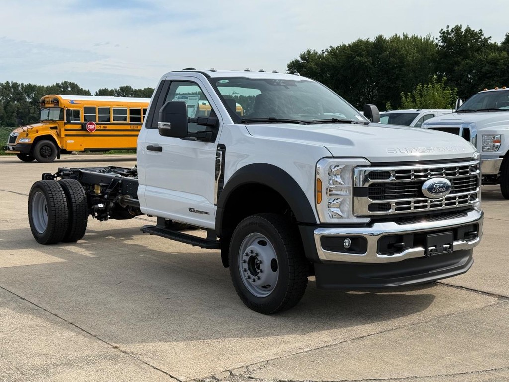 Ford Super Duty F-550 DRW Vehicle Full-screen Gallery Image 3