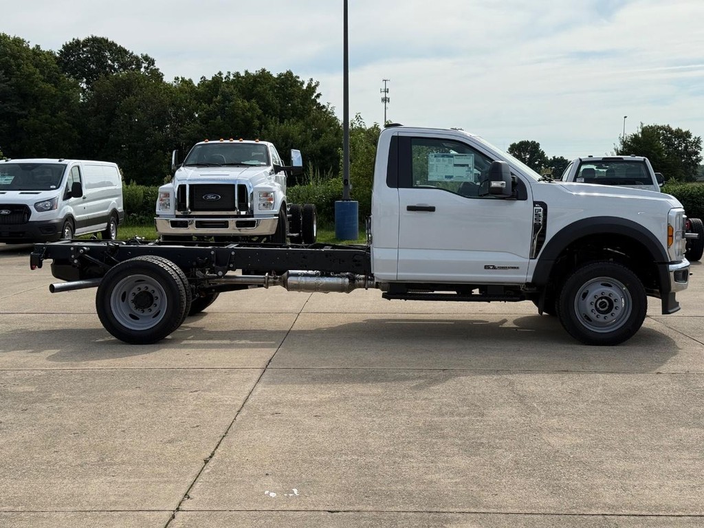 Ford Super Duty F-550 DRW Vehicle Full-screen Gallery Image 4