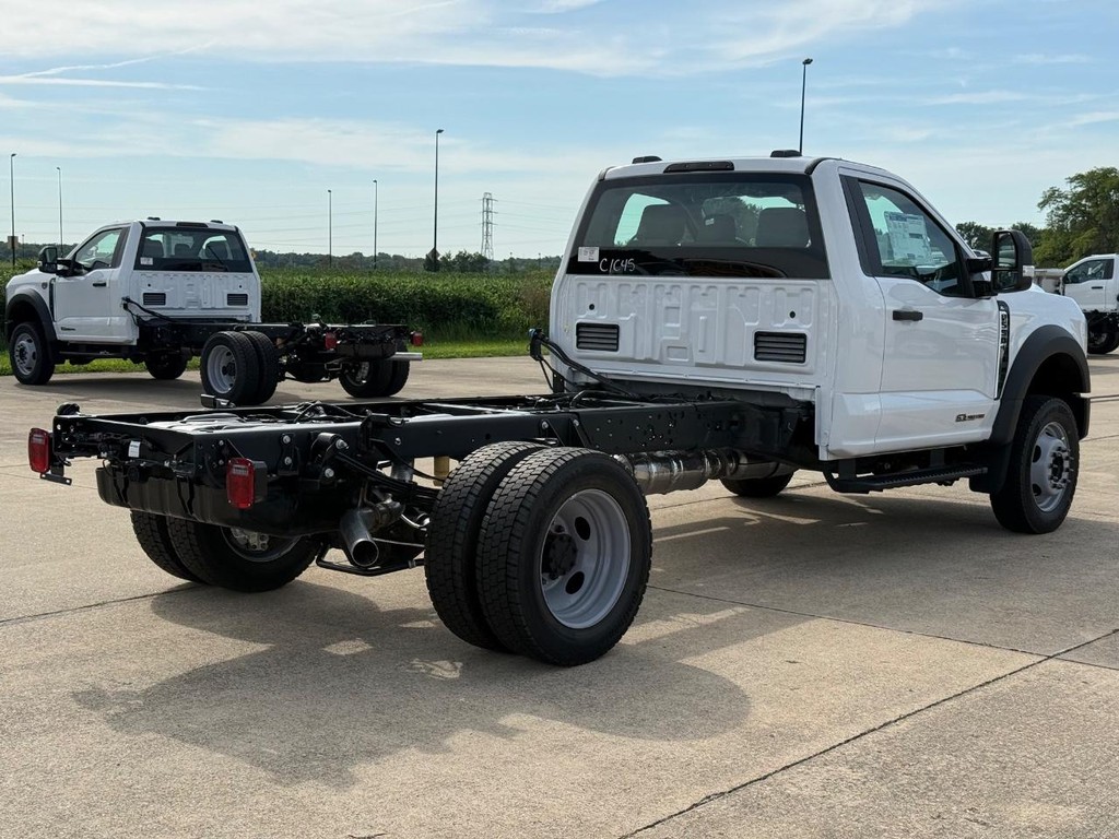 Ford Super Duty F-550 DRW Vehicle Full-screen Gallery Image 5