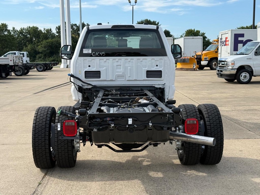 Ford Super Duty F-550 DRW Vehicle Full-screen Gallery Image 6