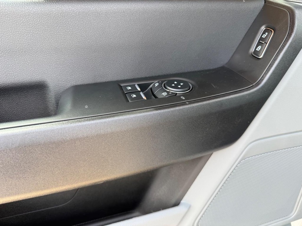 Ford Super Duty F-550 DRW Vehicle Full-screen Gallery Image 8