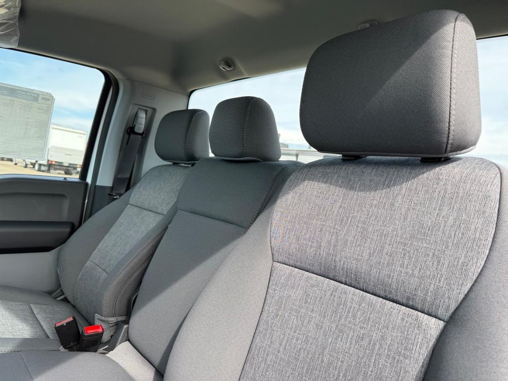 Ford Super Duty F-550 DRW Vehicle Full-screen Gallery Image 9