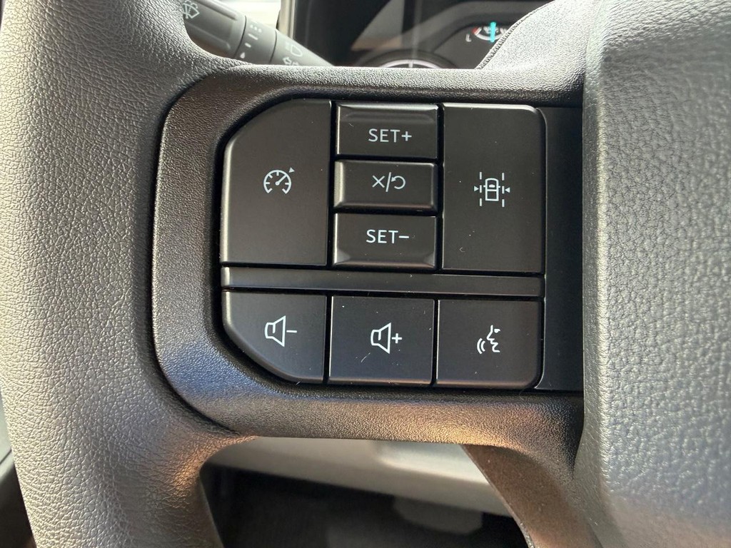 Ford Super Duty F-550 DRW Vehicle Full-screen Gallery Image 10