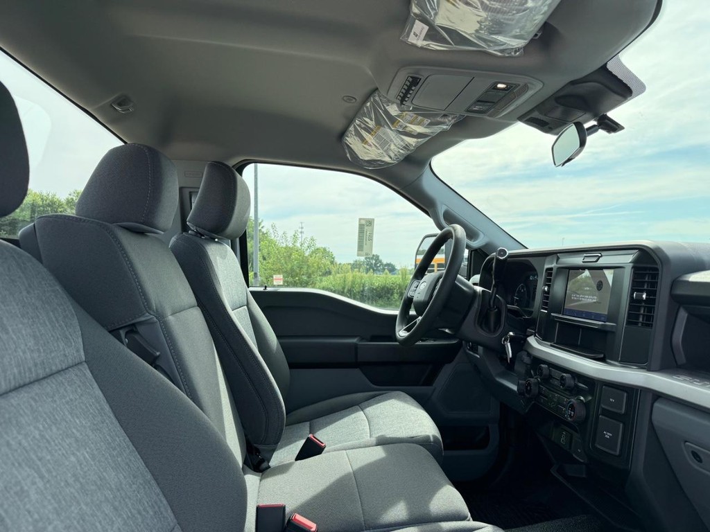 Ford Super Duty F-550 DRW Vehicle Full-screen Gallery Image 12