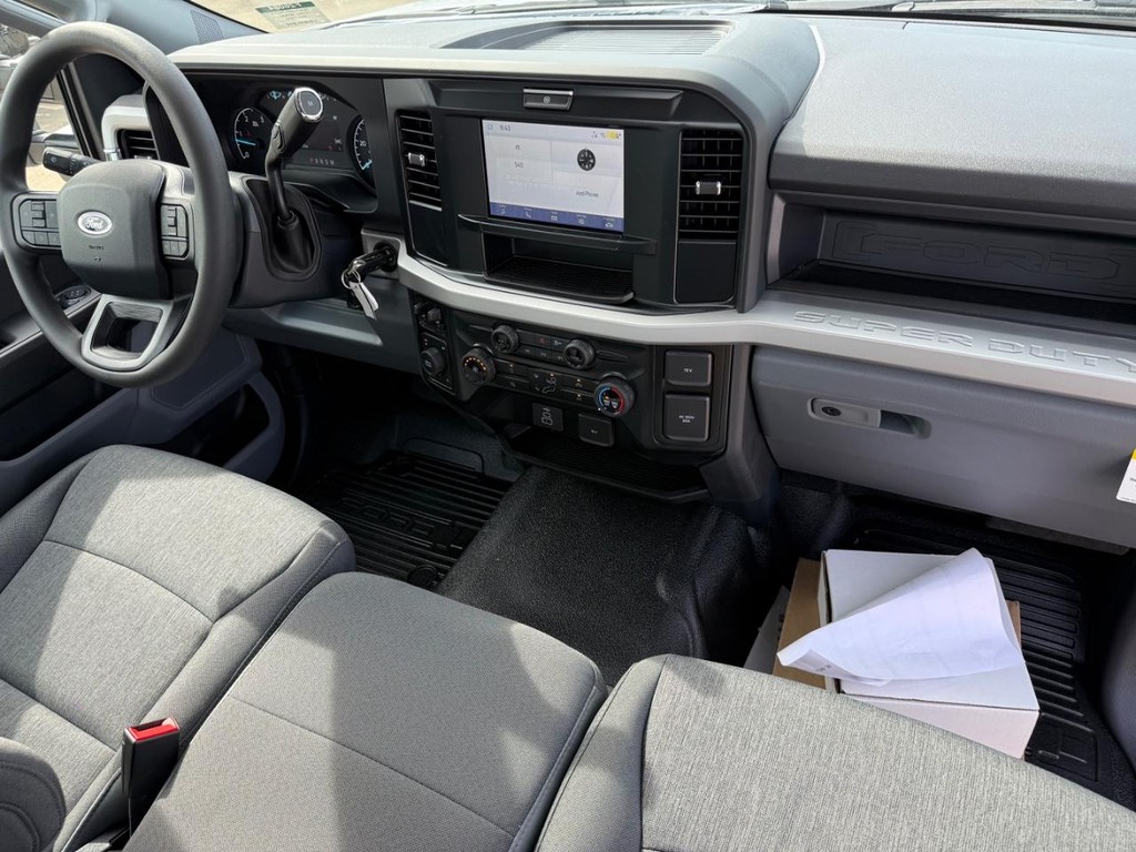 Ford Super Duty F-550 DRW Vehicle Full-screen Gallery Image 13