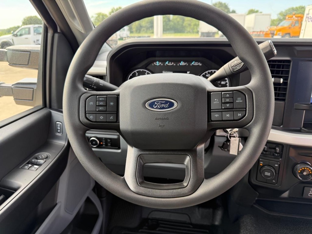 Ford Super Duty F-550 DRW Vehicle Full-screen Gallery Image 14
