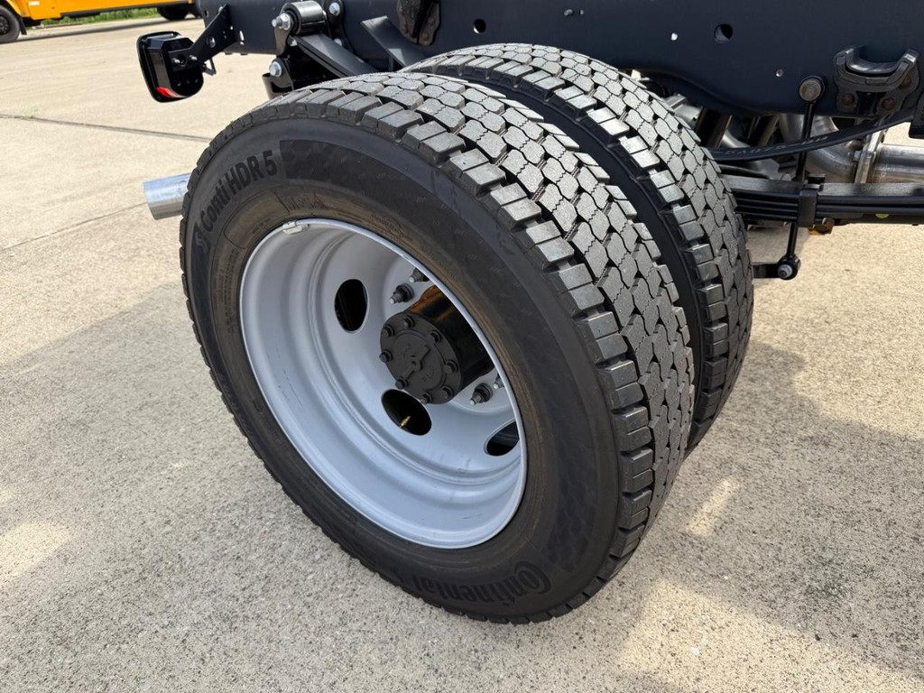 Ford Super Duty F-550 DRW Vehicle Full-screen Gallery Image 16