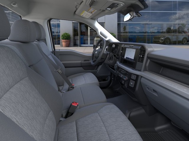 Ford F-550SD Vehicle Full-screen Gallery Image 11